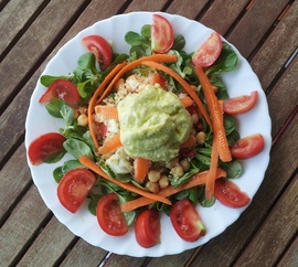 Ensalada de quinoa y garbanzos con cremoso de aguacate y albahaca