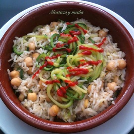 Garbanzos fritos con arroz basmati y fideos de calabacín