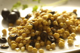 Garbanzos fritos al curry con olivas