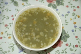 Sopa de pan con caldo de lentejas y repollo