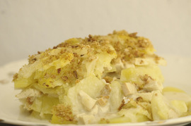 Pastel de patata y repollo con crema de ajo y tofu ahumado