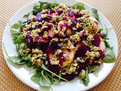 Ensalada de patata y remolacha con vinagreta de olivas y almendras