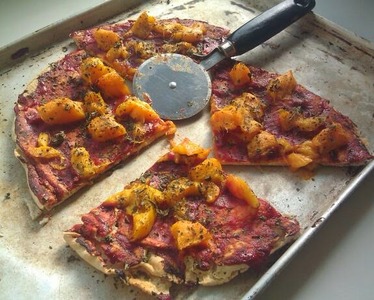 Pizza de mango y albahaca