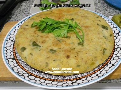 Tortilla de patatas vegana con harina de garbanzo