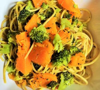 Pasta integral con calabaza y brócoli al pesto