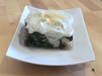 Pastel de mijo y verduras con salteado de acelgas, uvas pasas y béchamel vegana