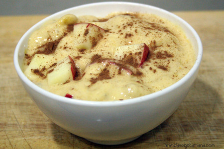 Helado de plátano y mandarina con manzana y canela