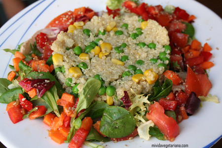 Quinoa con guisantes y ensalada