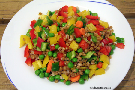 Espelta con guisantes y verduras