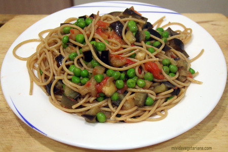 Espaguetis con guisantes, berenjena y tomate