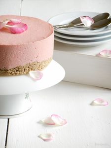 Receta de tarta “sofi” crudivegana de mousse de fresas y coco