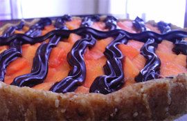 Pastel crudivegano fantasia de papaya con baño de chocolate