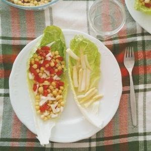 Ensalada de lechuga con garbanzos y pimentón