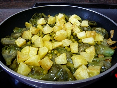 Guisantes salteados con patatas