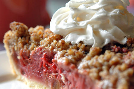 Tarta de fresas y ruibarbo con streusel