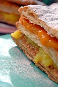 Napoleones con crema de limón y albaricoques