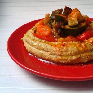 Hummus con topping de verduras al horno