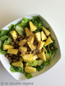  ensalada templada de garbanzos, piña y lechuga