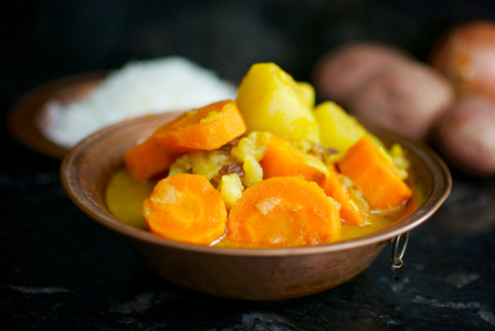 Saltado de papas y zanahorias al curry