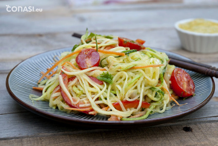 Pasta de verduras con salsa de mango y cilantro