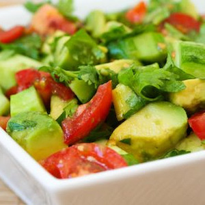 Ensalada de aguacate, piña y pepinos