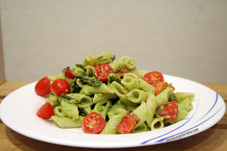 Pasta con aguacate y verduras al horno