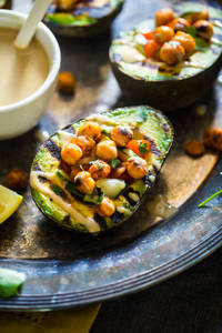 Aguacates al horno rellenos de garbanzos y tahini