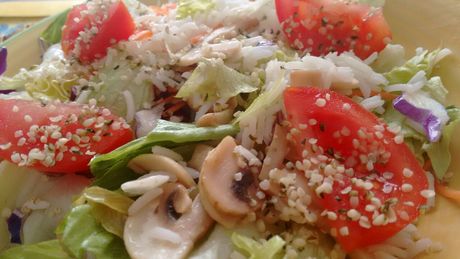 Ensalada templada con champiñones, arroz basmati y agua de mar