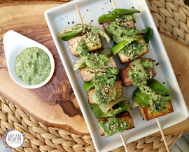 Brochetas ahumadas con salsa de cilantro y limón 