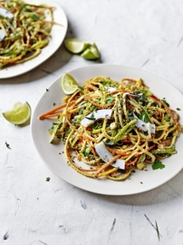 Noodles vegetales con salsa de coco al curry 