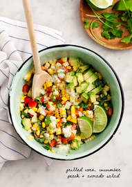 Ensalada de maíz, pepino, aguacate y melocotón