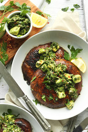 Filetes de seta portobello con chimichurri de aguacate