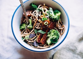 Fideos con tempeh y salsa de sesamo