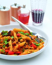 Macarrones con berenjena y garbanzos