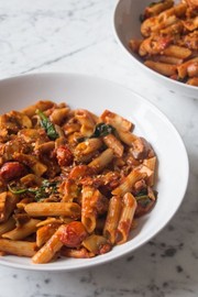 Pasta sencilla con tomate y champiñones