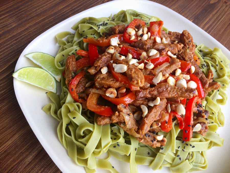 Cintas con soja texturizada y salsa de cacahuete y soja