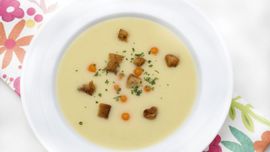 Crema de puerros con bolitas de calabaza