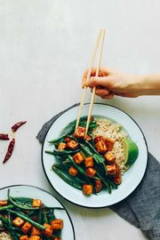 Tofu marinado con mantequilla de almendra