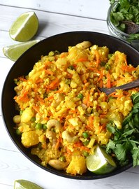 Salteado de coliflor, piña y anacardos.