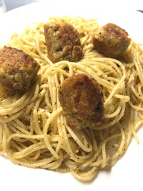 Spaguetti con pesto de tomate seco y "albóndigas"