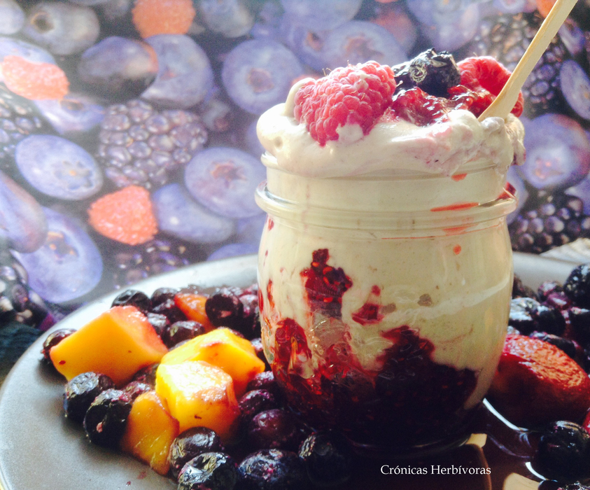 Yogur de anacardo con mermelada de frutos rojos