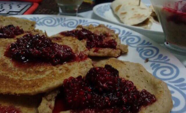 Pancakes veganos de banana con jalea de moras