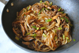 Wok de fideos con judías verdes y setas