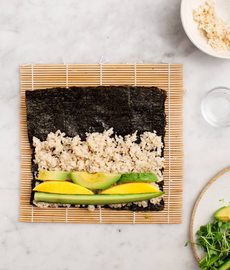 Sushi de aguacate y mango