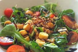 Ensalada de rúcula con vinagreta de nueces y pasas