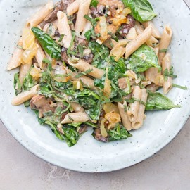 Pasta con salsa cremosa de champiñones