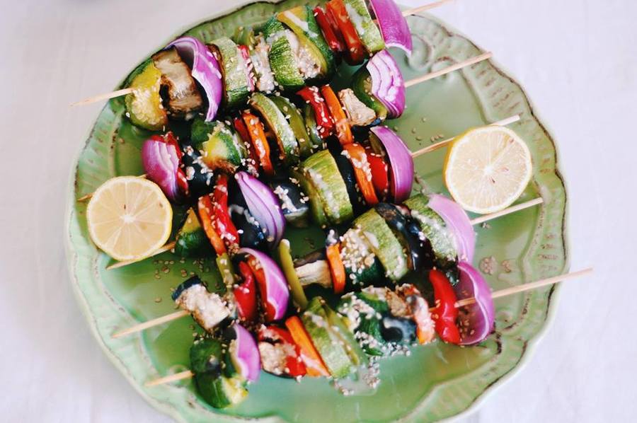 Brochettes multicolor veganos