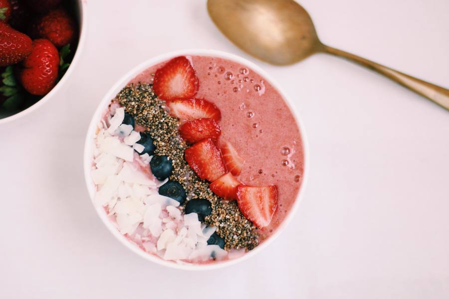 Smoothie bowl de banana y frutillas