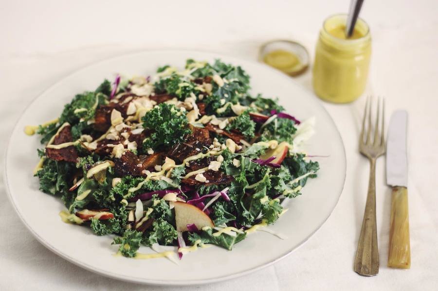 Ensalada de kale con bacon vegano y mostaza dulce