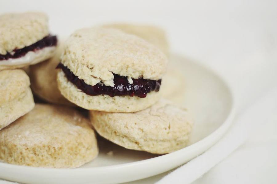 Scones veganos con mermelada de arándanos